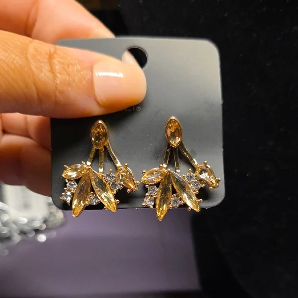 BUNDLE ANY 2, PAY ONE PRICE. Elegant Gold and Crystal Women's Earrings - Picture 1 of 4